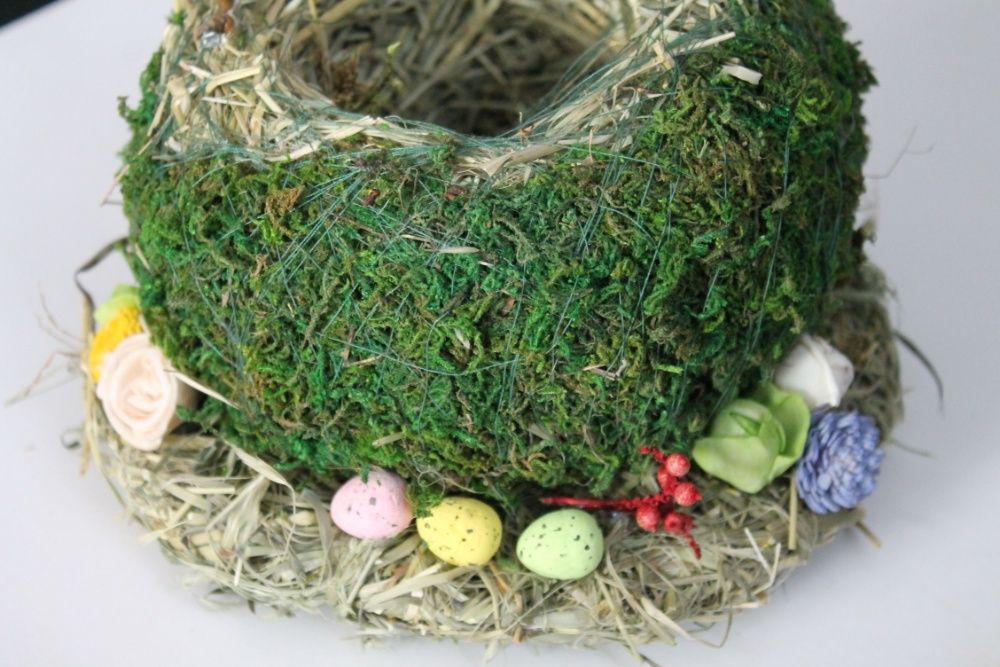 wianki pokryte mchem jako półprodukt do tworzenia dekoracji