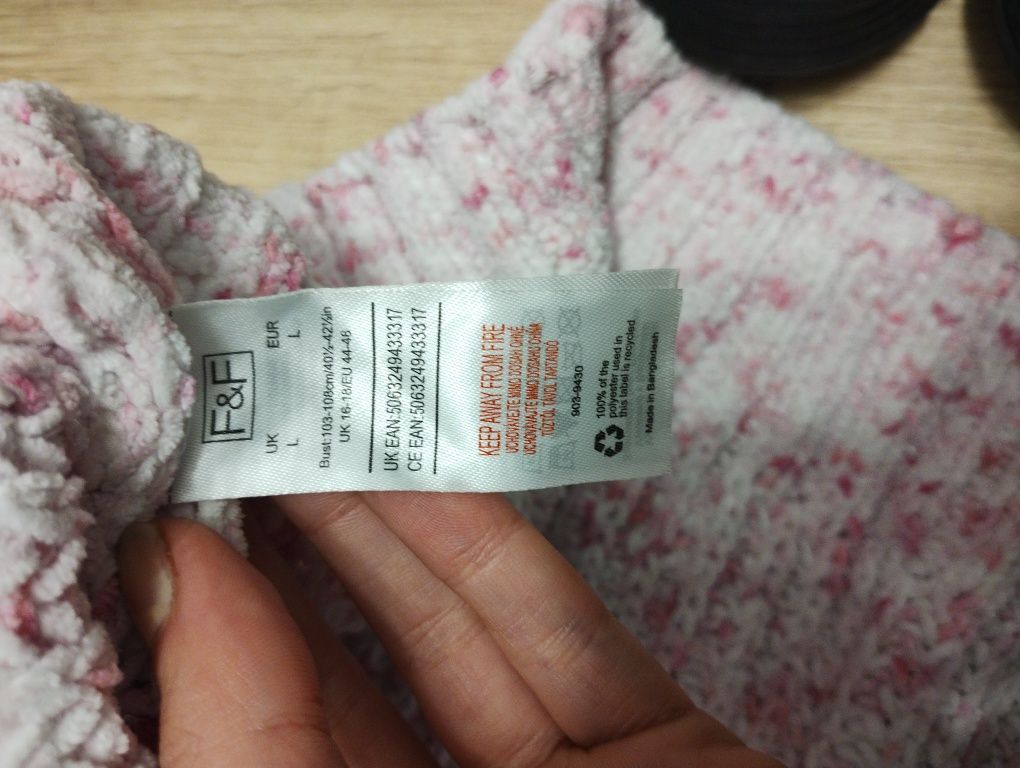Sweter dzianinowy ciepły zimowy F&F
Rozmiar L
Długość 67 cm
Długość po