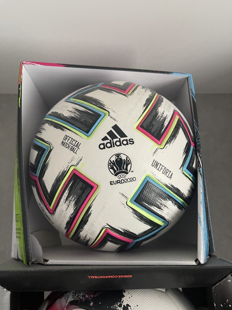 Футбольные мячи Adidas omb