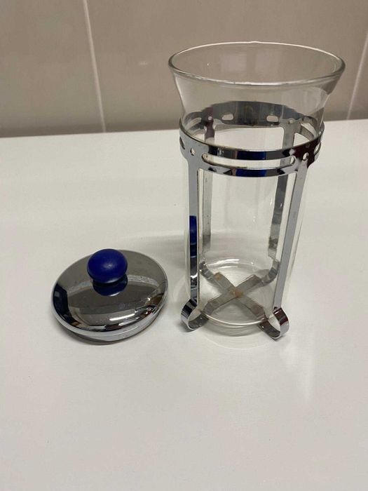 Caixa em vidro com tampa metálica