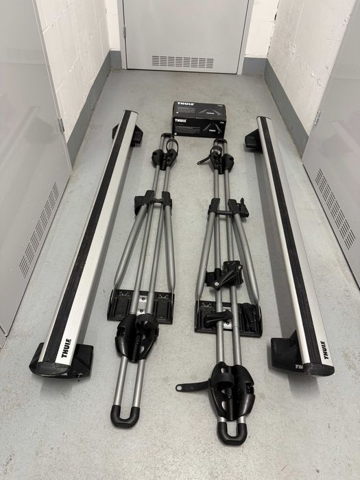 Bagażnik Thule z belkami oraz uchwytami na dwa rowery.