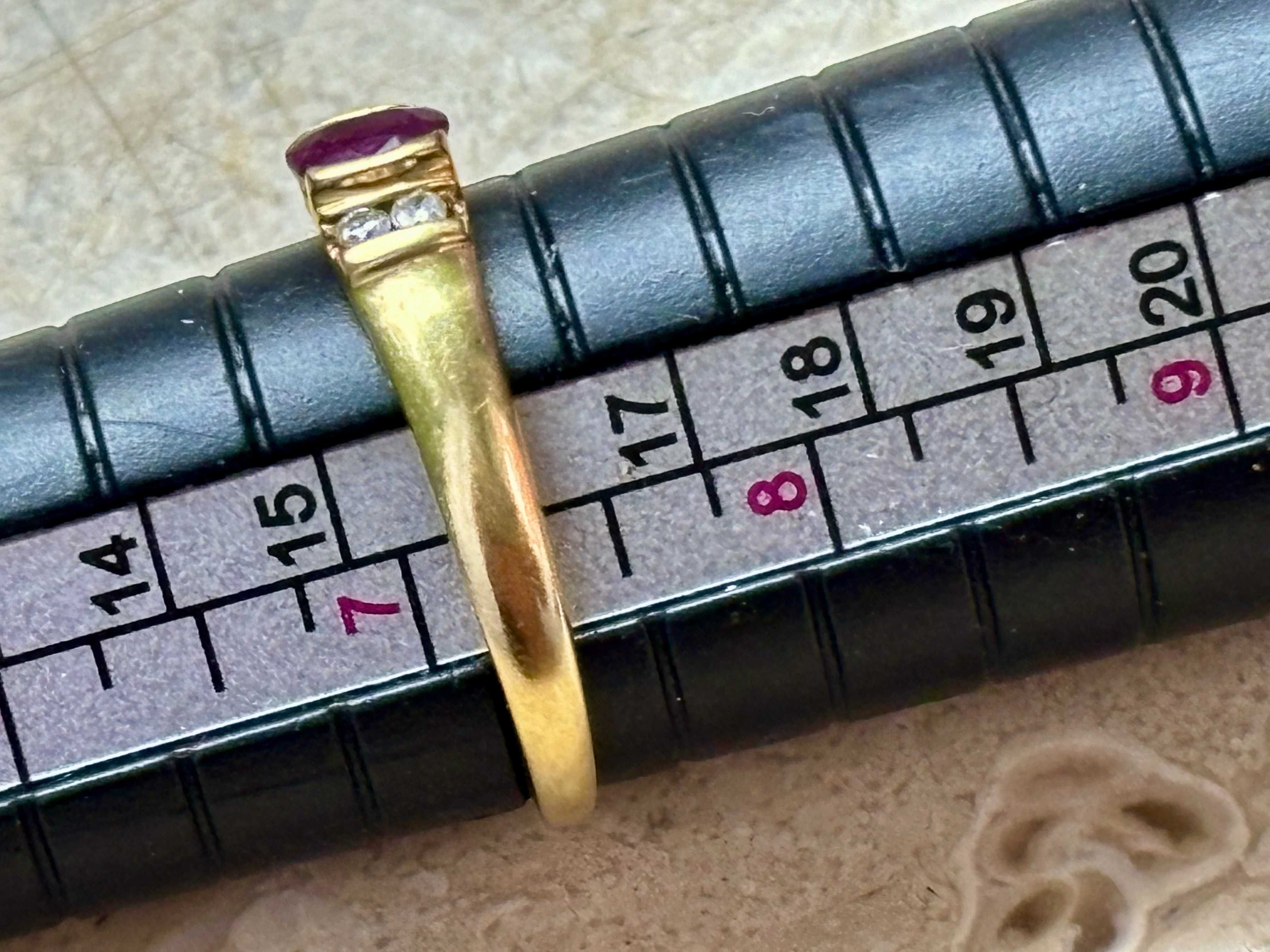 Pierścionek złoty z rubinem i 4x diament, próba 585, rozmiar 16