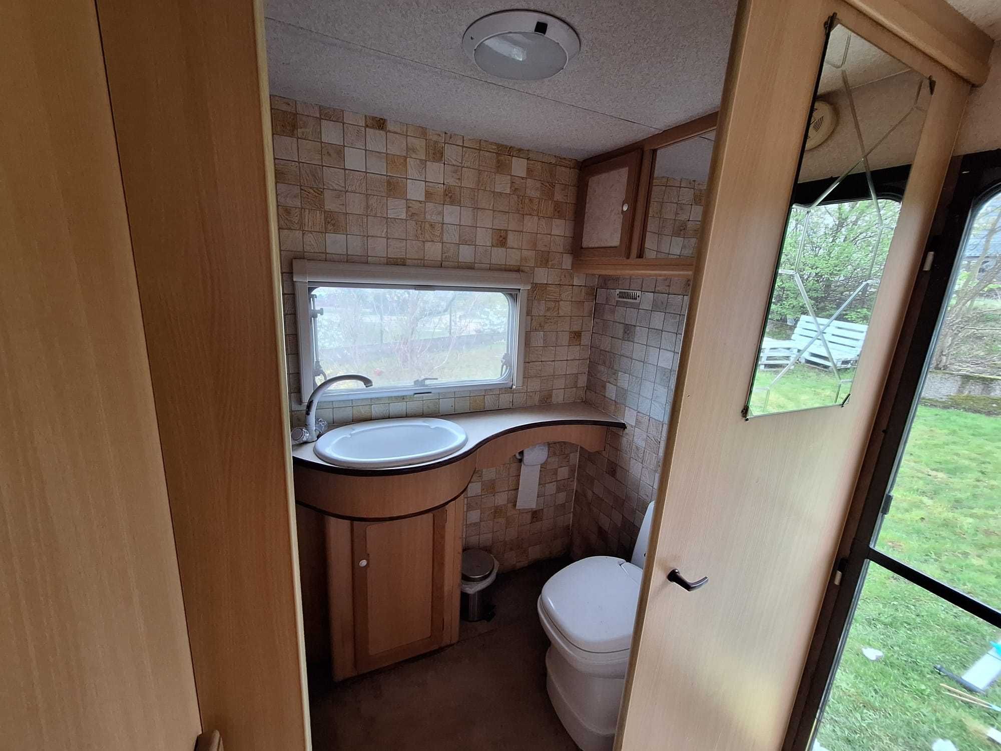 Przyczepa Campingowa NIEZALEŻNA: Fotowoltaika, 2-Funkc. Lodówka/Ogrzew