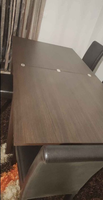 Vendo mesa em madeira extensível, com 4 cadeiras em pele.