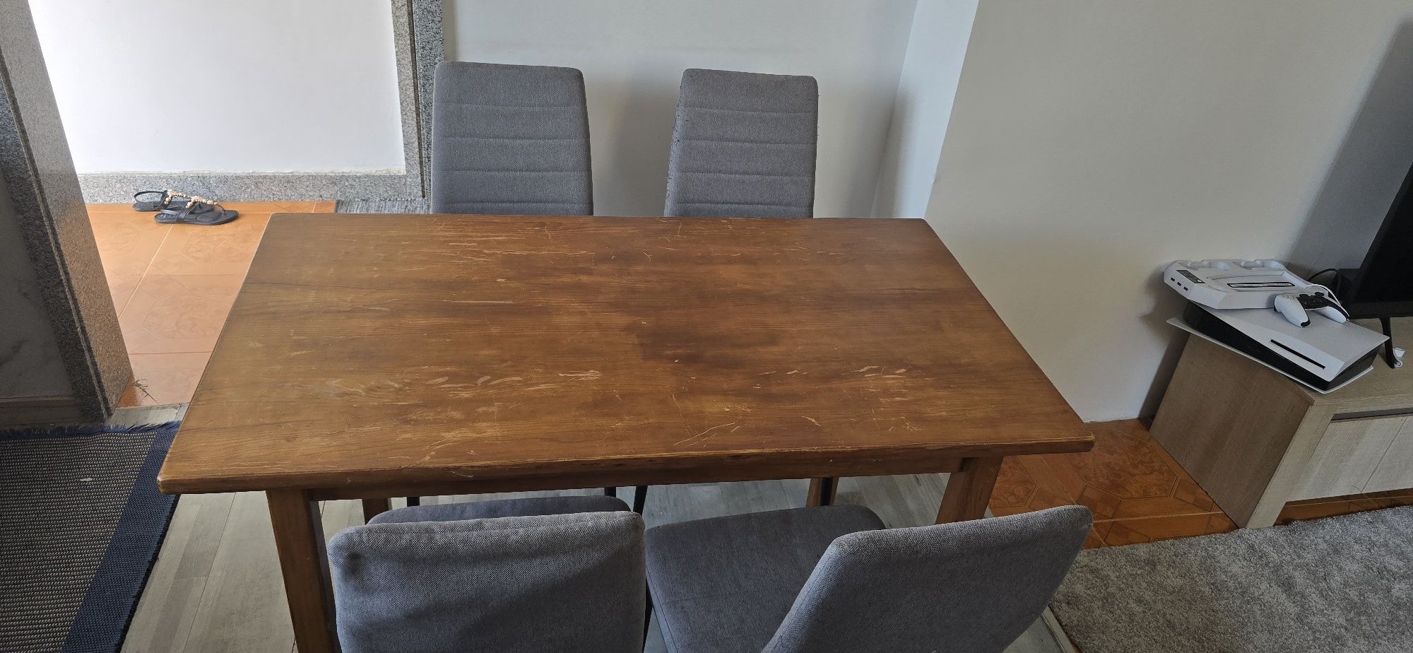 Mesa com 6 cadeiras usadas