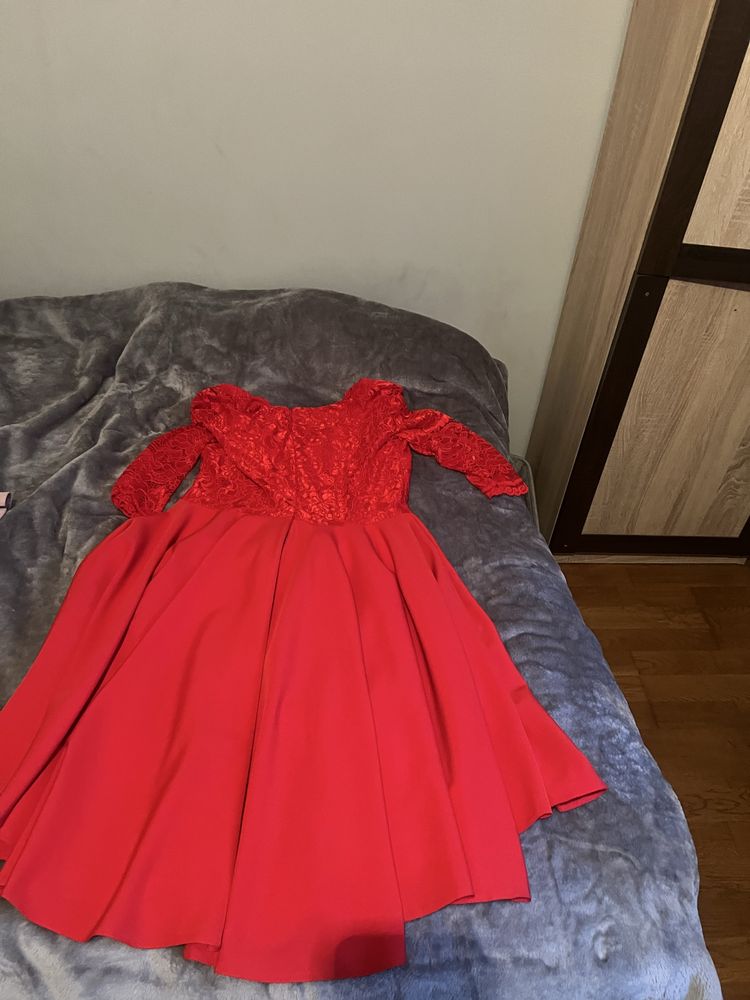 Elegancka sukienka na okazje w kolorze czerwonym