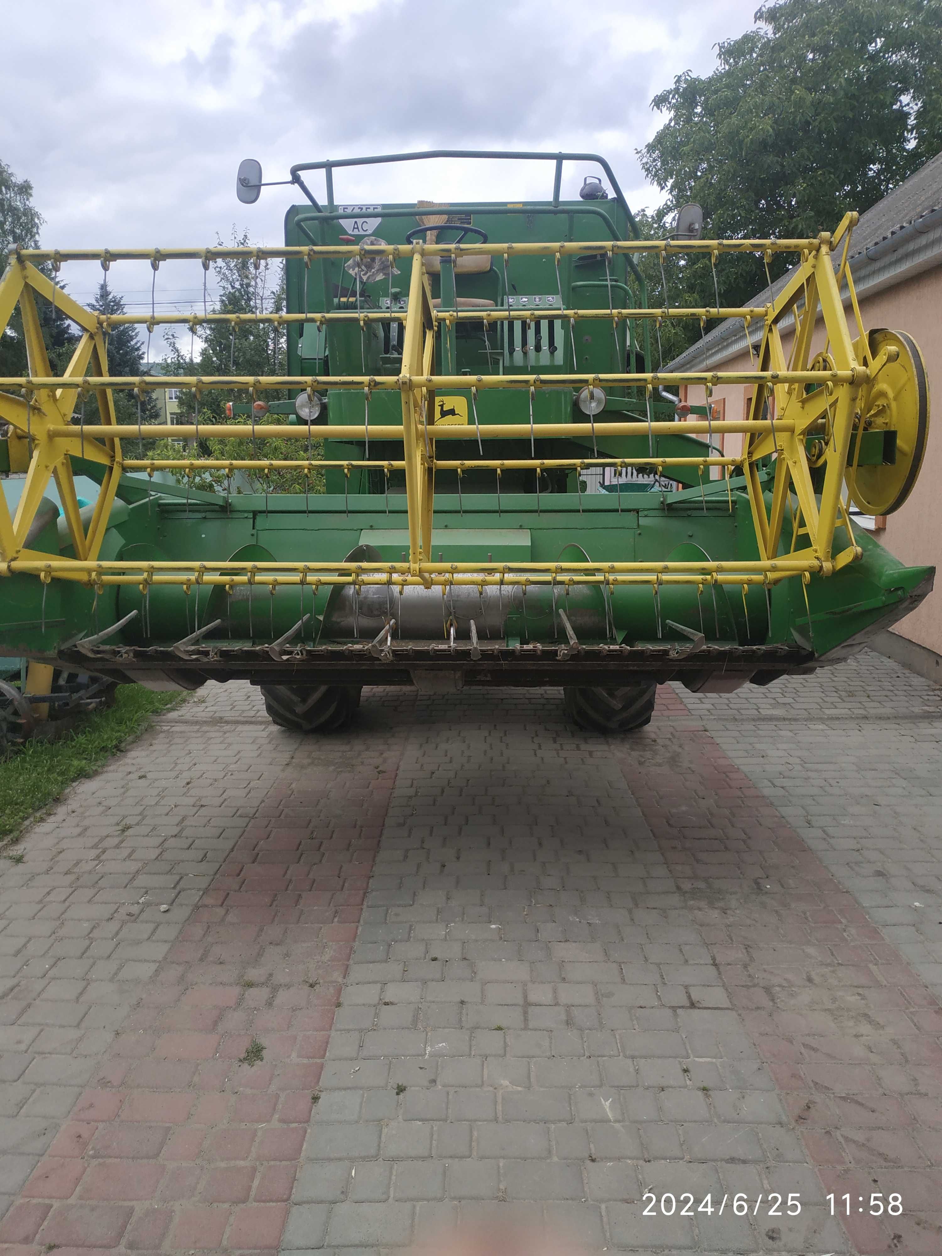 Продам зерновий комбайн  John Deere 930 з січкарнею в гарному стані.