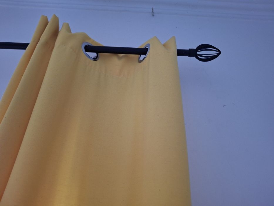 Varão e cortinados amarelos