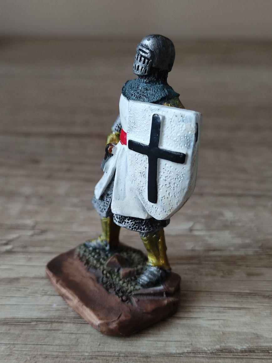 Figurka rycerz krzyżowiec z toporem i tarczą templariusz 7 cm