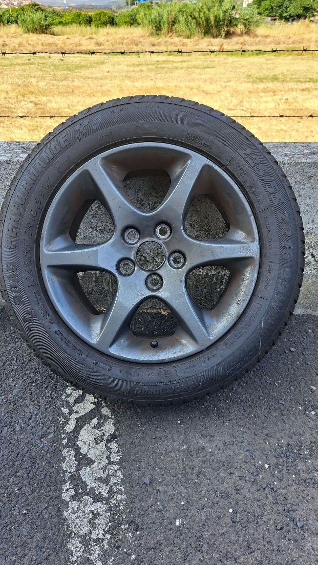 Jantes originais de Lexus com pneus novos.