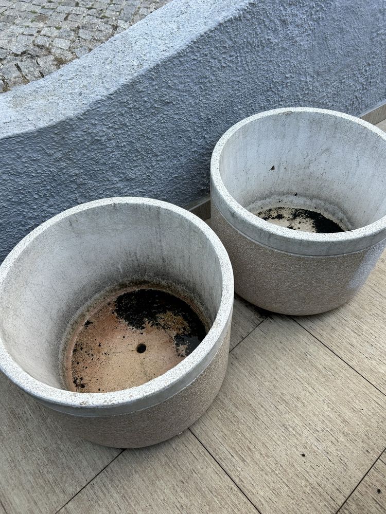 Dois vasos em pedra