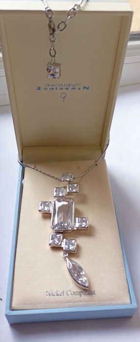 Naszyjnik posrebrzany z kryształami ,łańcuszek sygnowany
