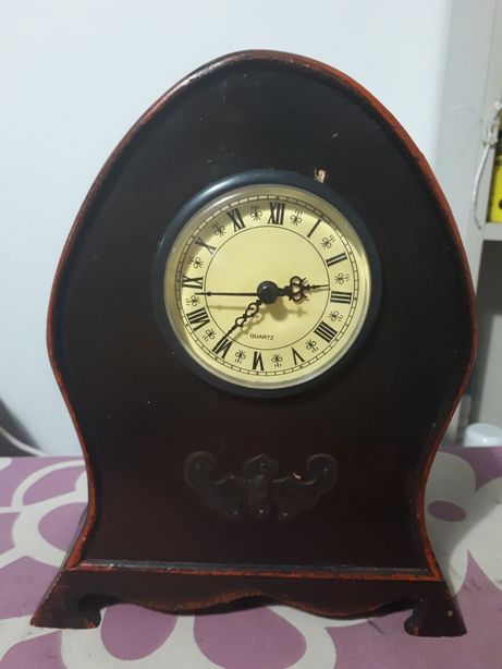 Relógio antigo em madeira