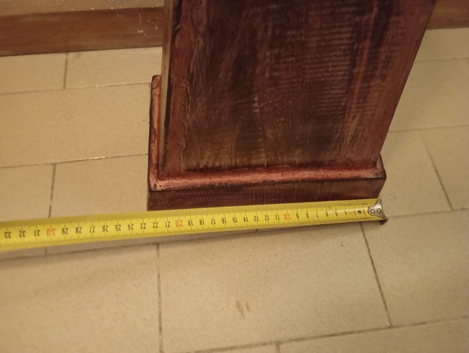 Pequeno móvel pirâmide de madeira