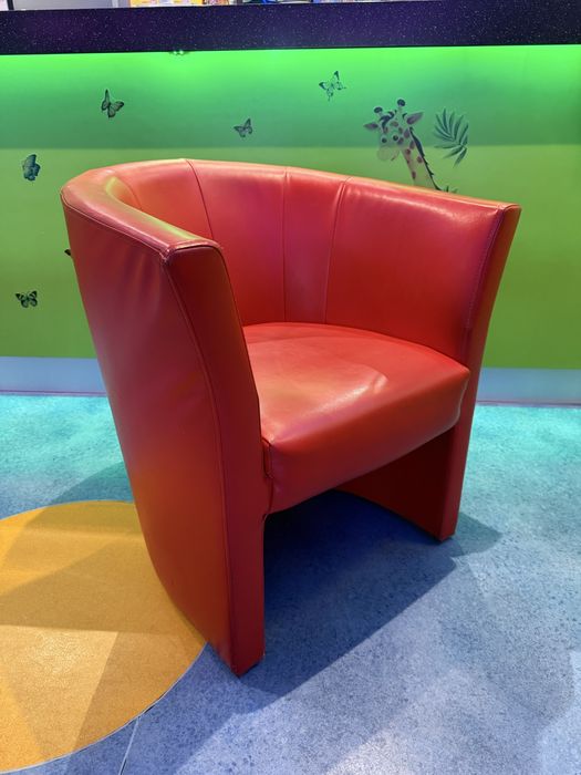 Fotel w kolorze czerwonym