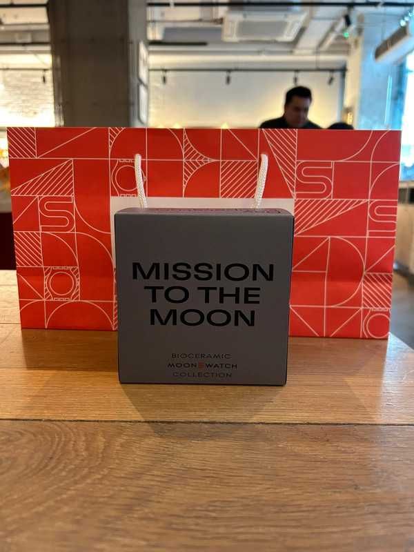 Moonswatch Moon SO33M100 – Omega x Swatch VIP Drop