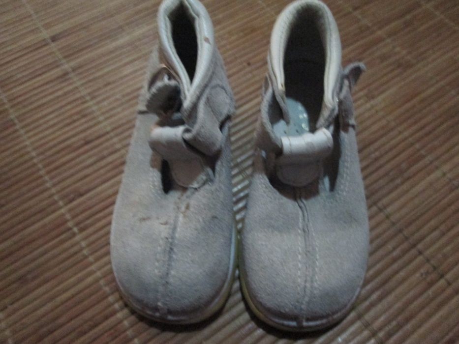 Sapato em pele nº 23 e 26