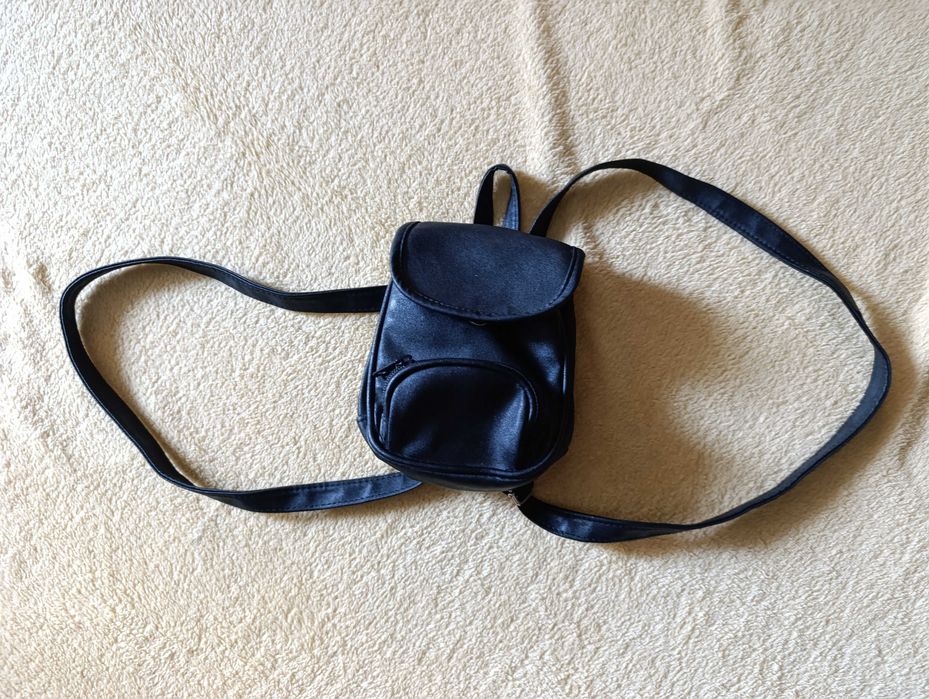 Czarny plecak plecaczek