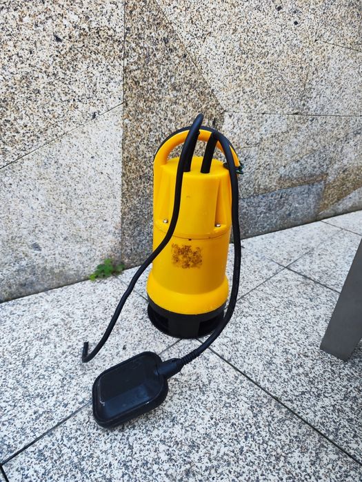 Bomba submersível de drenagem.