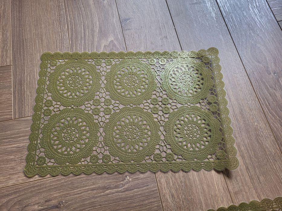 Maty podkład na stół w złotym kolorze