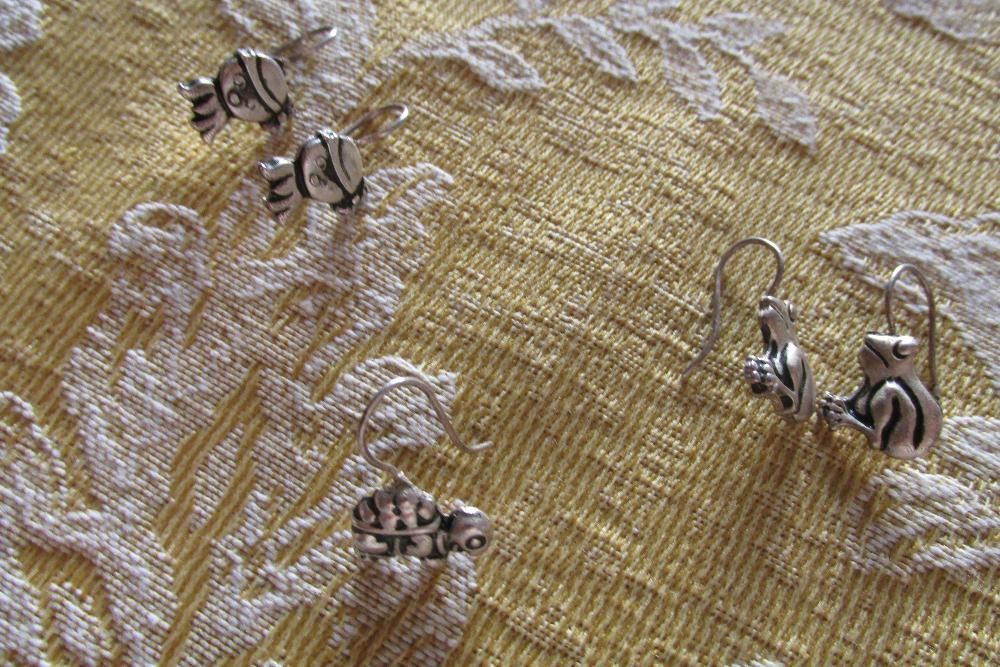 Conjunto variado de brincos metálicos