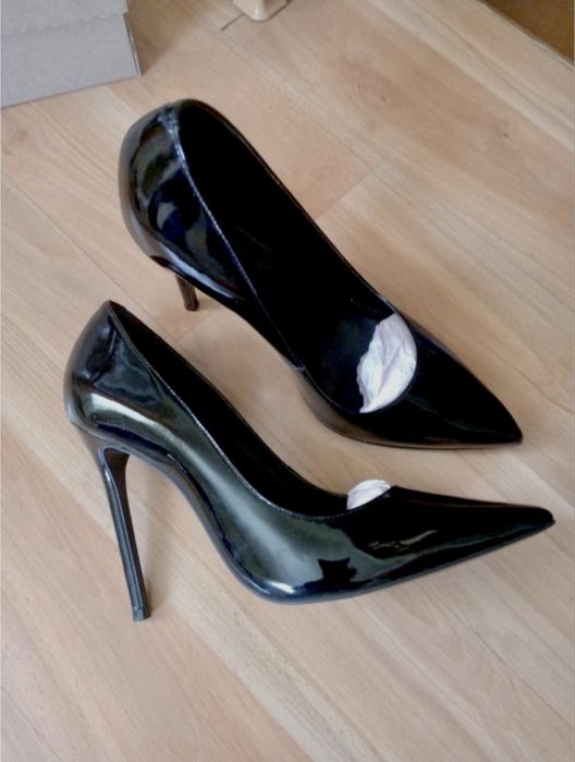 Черные лаковые туфли-лодочки с острым  носком на каблуке размер 38-39