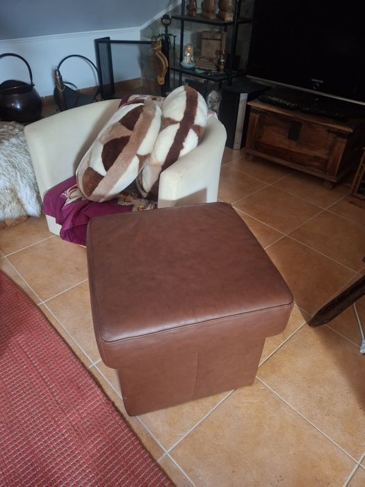 2 Pufes em pele castalha