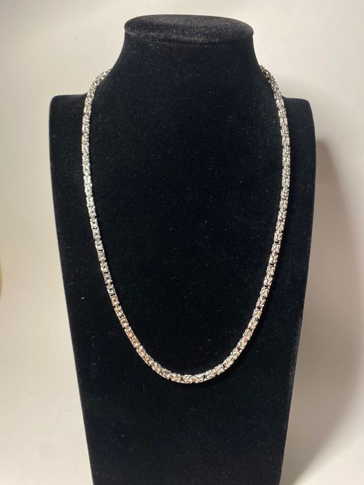 Srebrny łańcuszek królewski