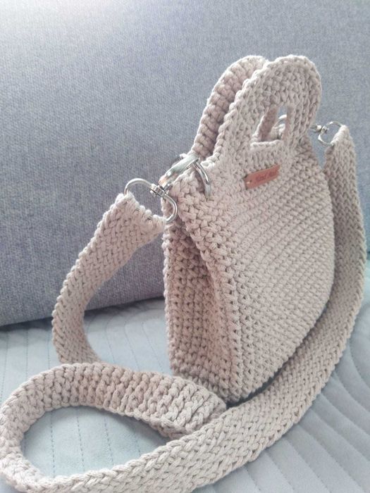 Beżowa torebka robiona na szydełku
