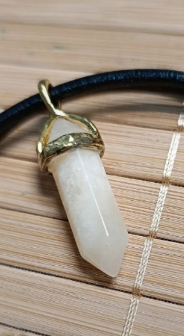 Fio de cabedal com pingente em cristal de quartzo