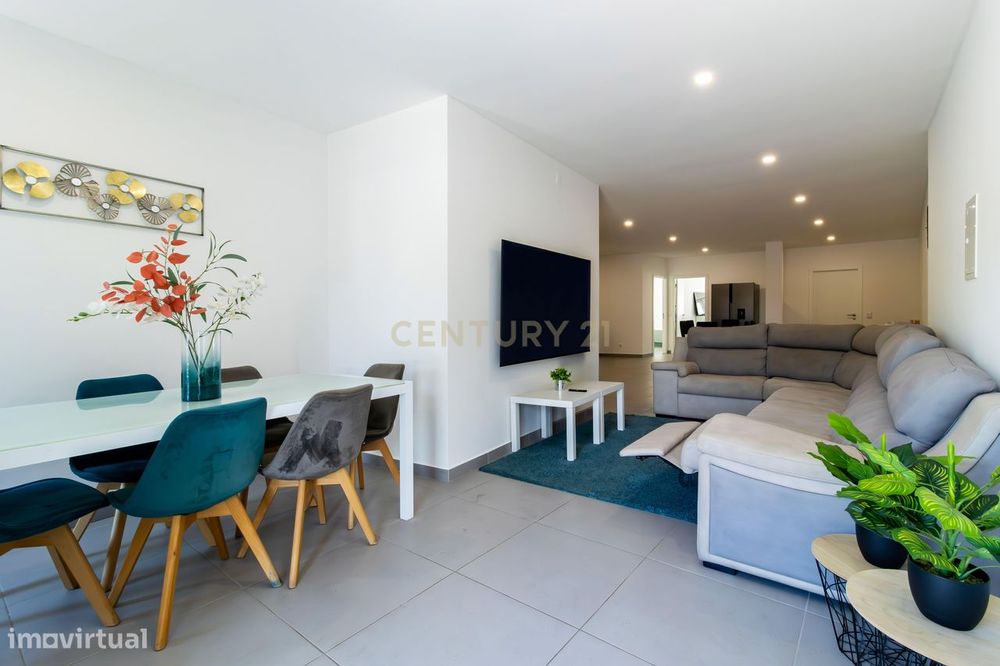 Excelente T2 térreo  com Áreas Amplas e Garagem