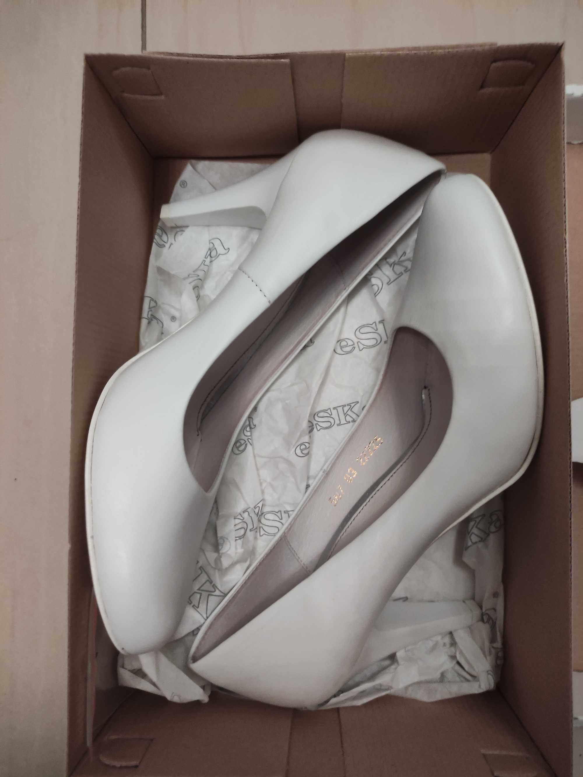 Nowe buty ślubne Skóra naturalna 40 białe czułenka półbuty  do ślubu