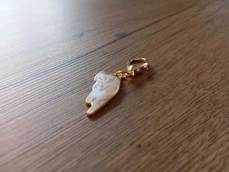 Brelok, zawieszka z wiszącym kotem. Brązowy