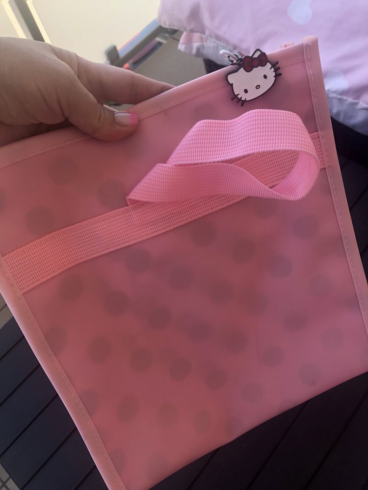 Śliczna rozowa kosnetyczka Hello Kitty
