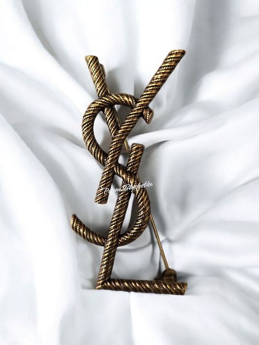 Broszka YSL złota biżuteria old money, paryski manifest elegancji