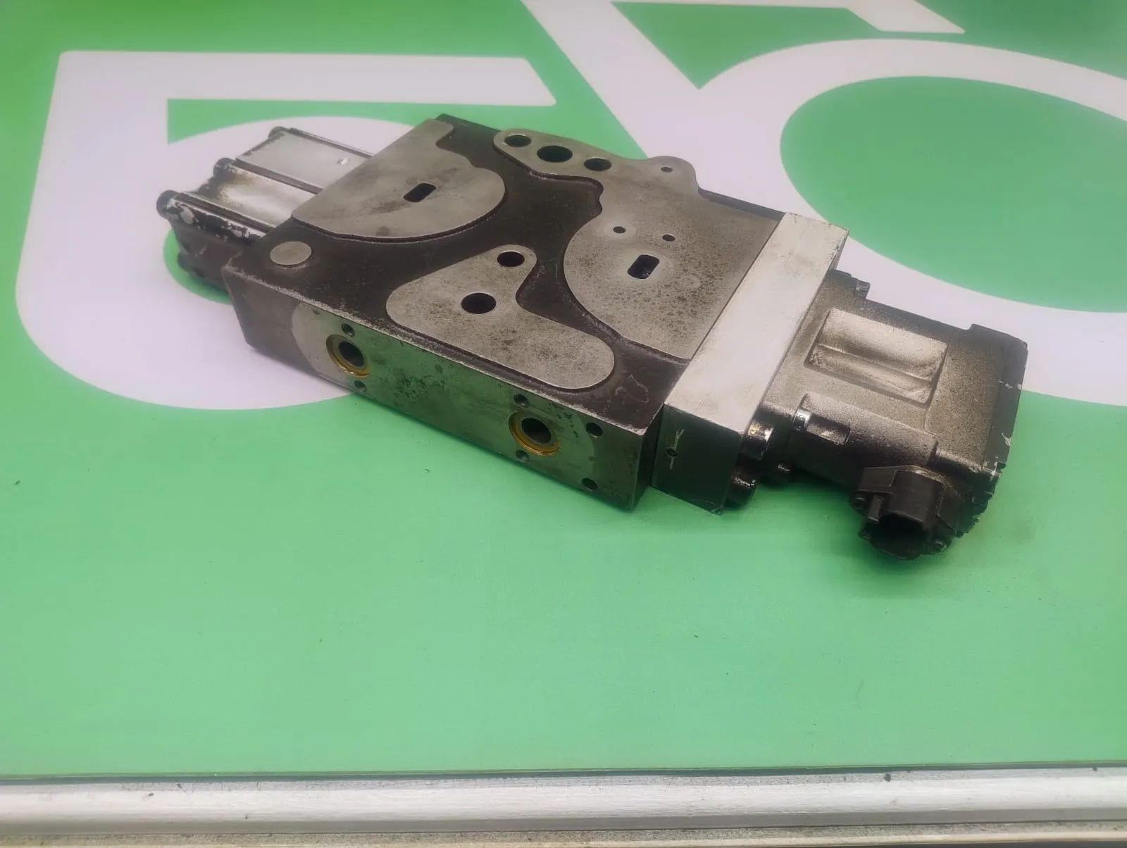 Sekcja rozdzielacza 87325538 84478195 Elektrozawór EHR Case Puma