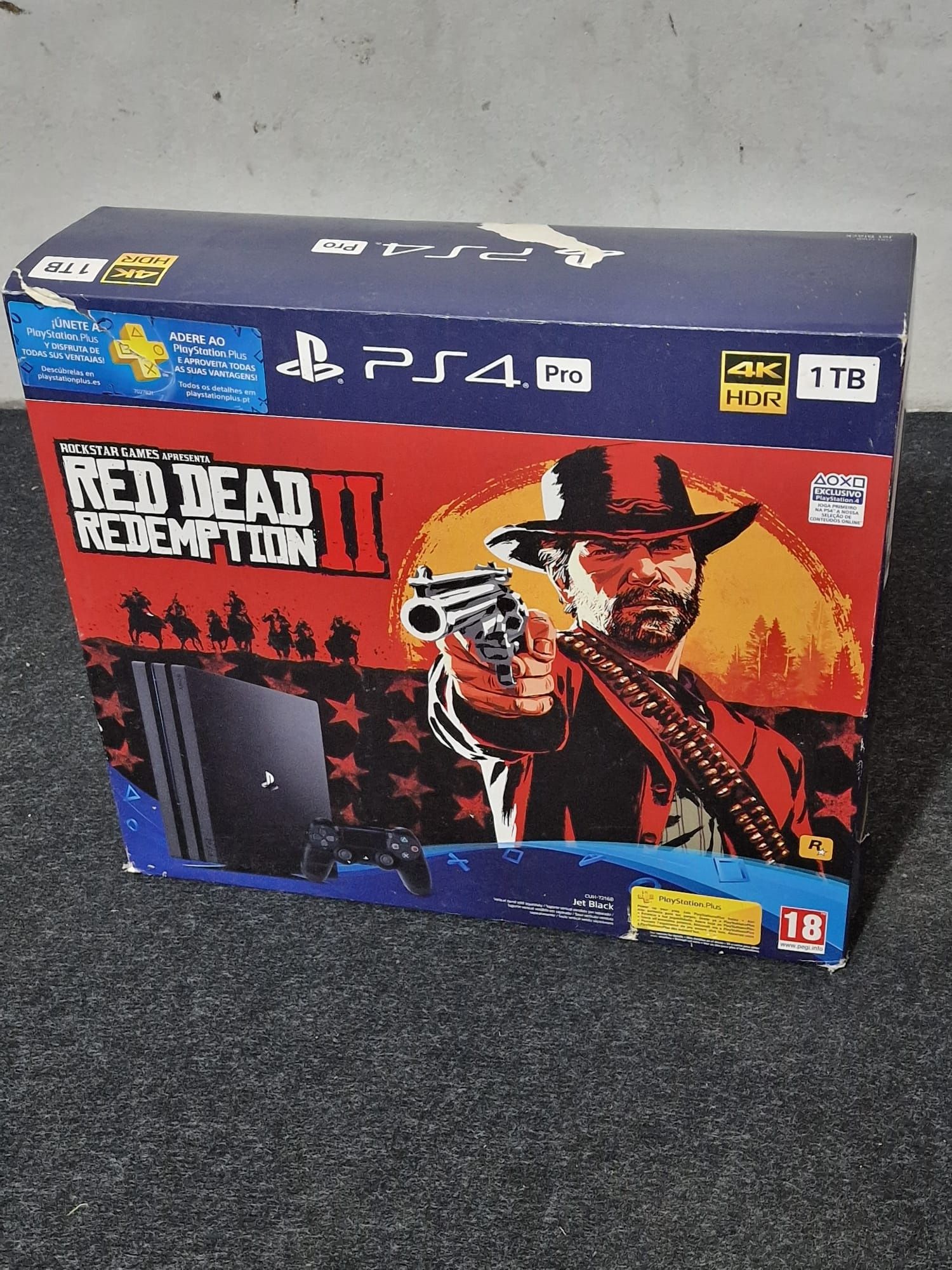 Ps4 pro com dois comandos