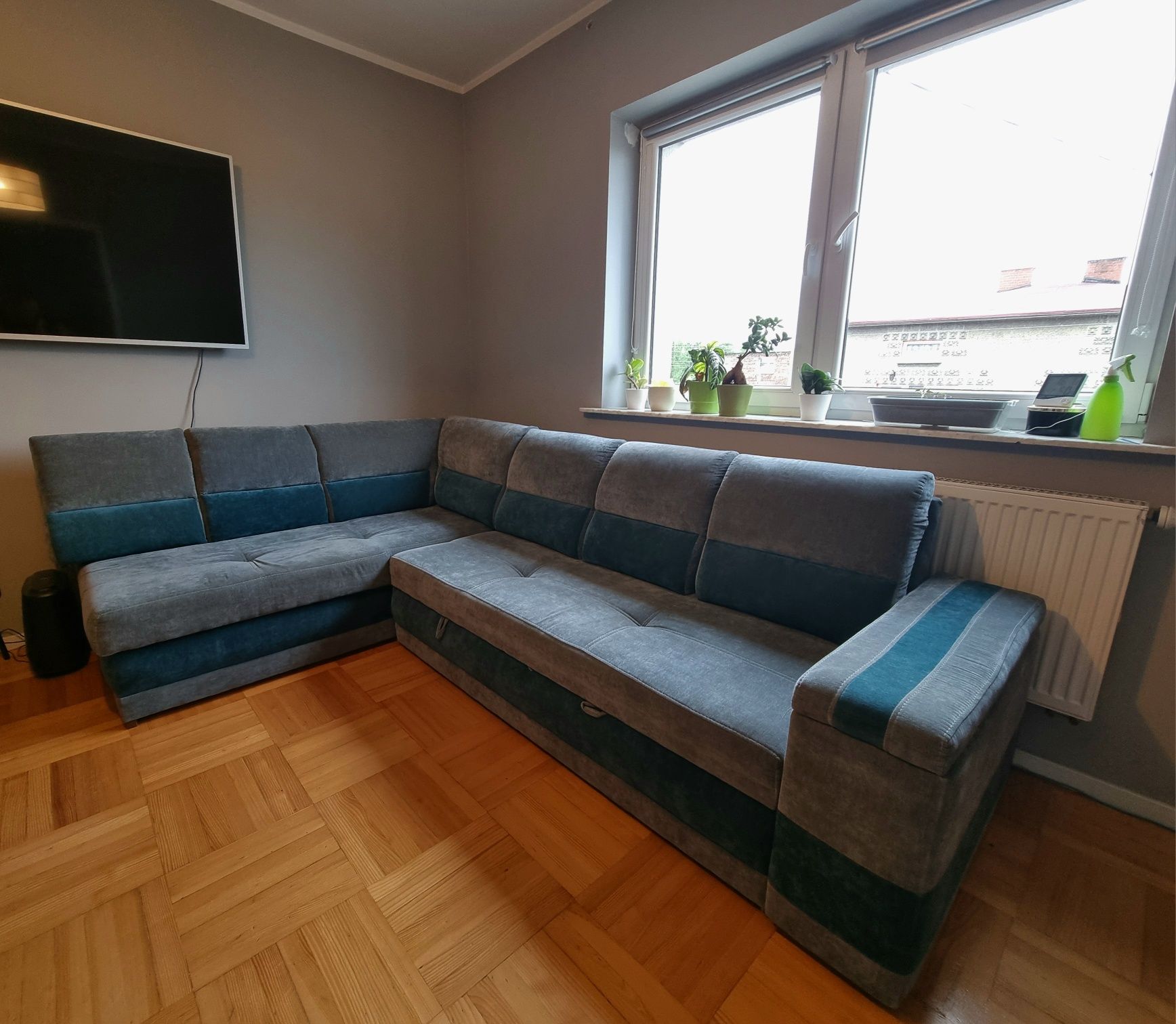 Narożnik z funkcją spania oraz pojemnikiem.