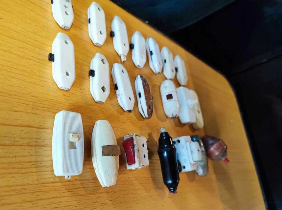 Bakelitowy wyłącznik,pstryczek elektryczek,cena za 1 szt.