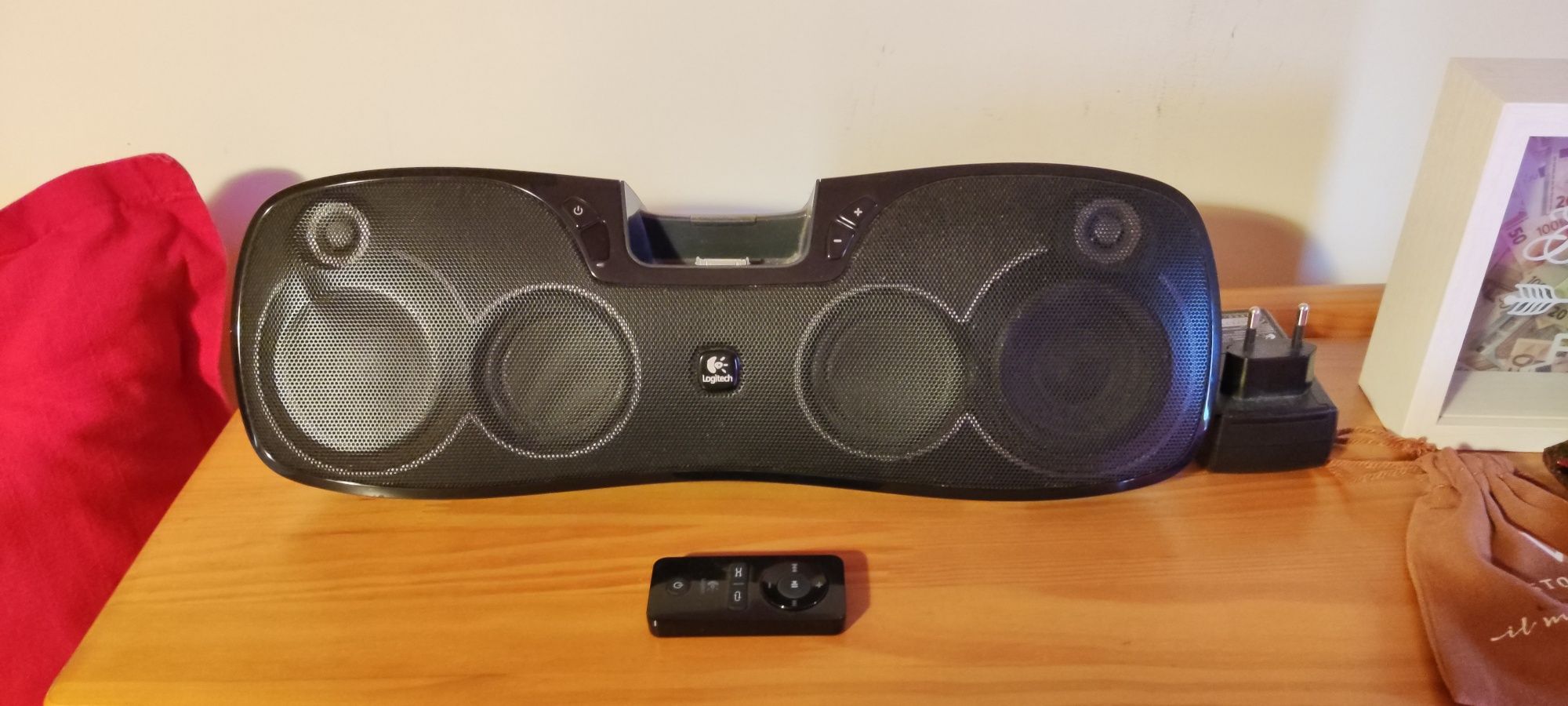 iPod 8GB and Logitech speaker