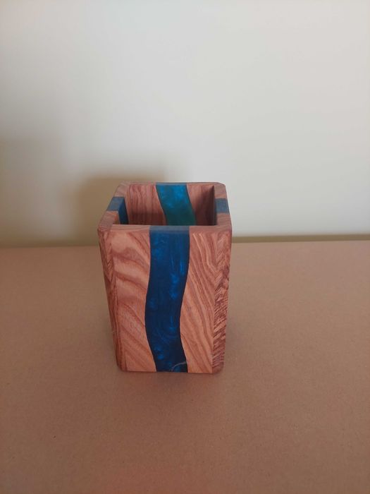 Drewniany kubek z żywicą