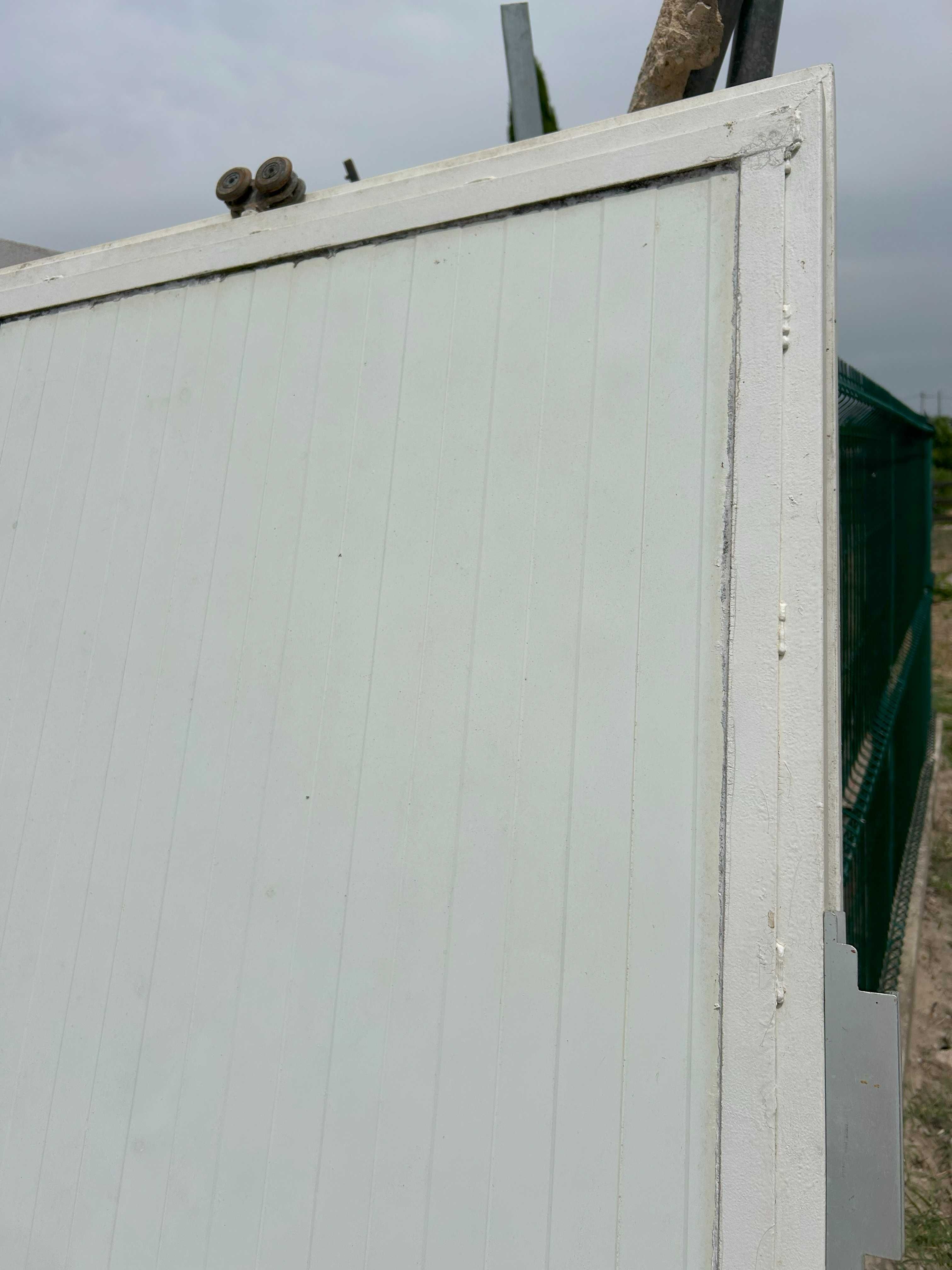 2 Portões de Exterior Deslizante (2,9m x 1,9m cada)