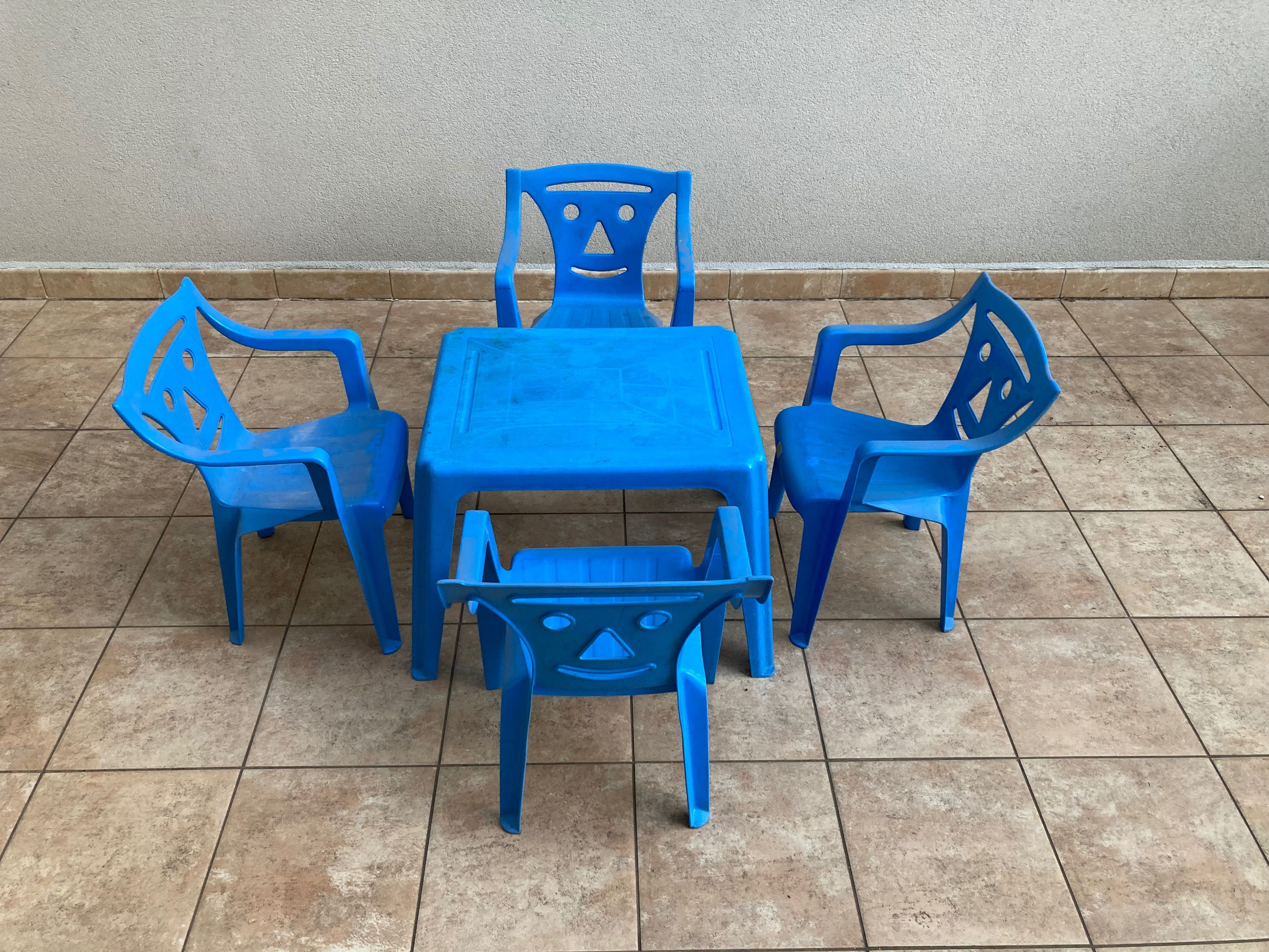Stolik dziecięcy z krzesełkami