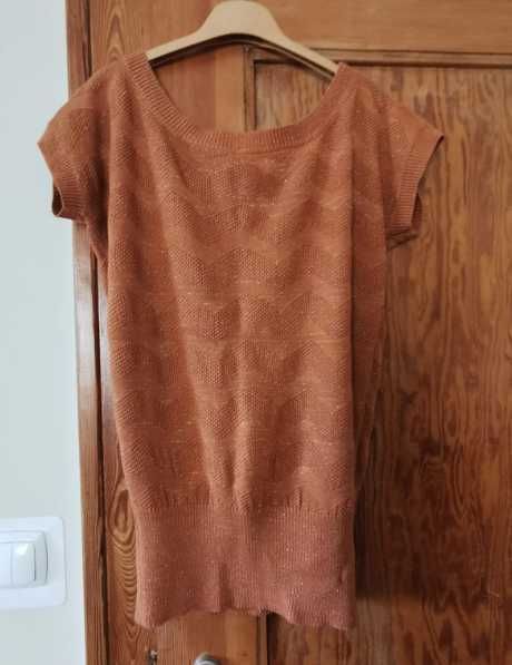 Sweter odkrywający ramię