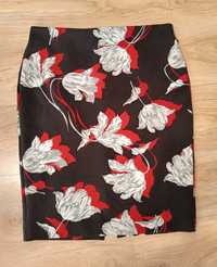 Czarna spódniczka w czerwono-białe kwiaty