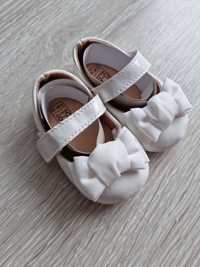 Białe buciki dla dziewczynki chrzest/roczek