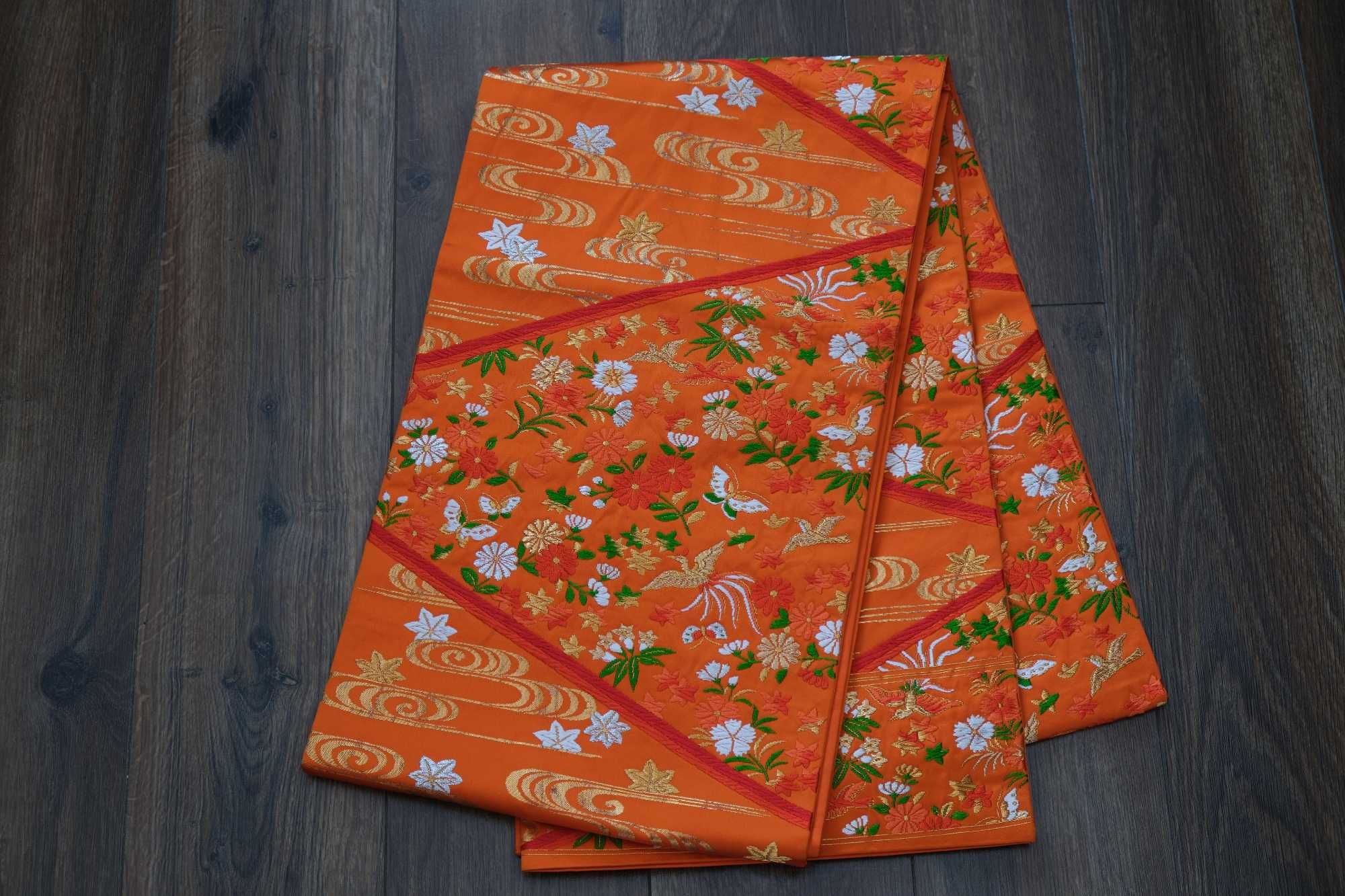 Pomarańczowy tradycyjny pas obi do kimono rokutsu-gara kwiaty