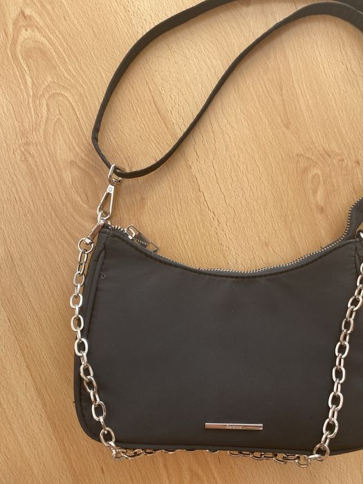 mala preta com corrente