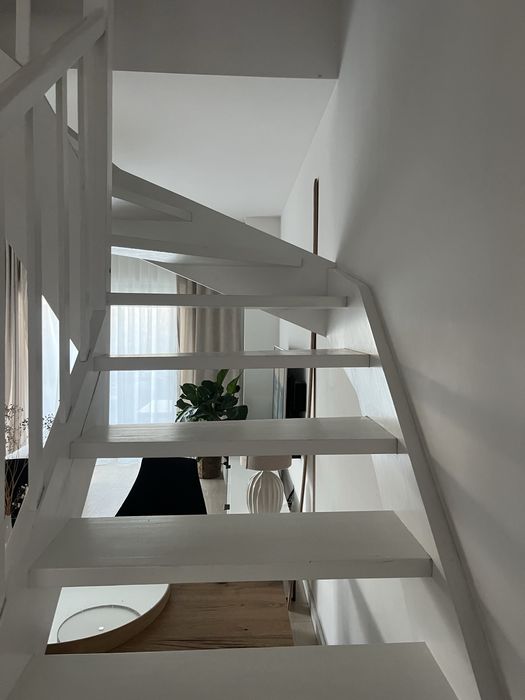 Schody drewniane białe