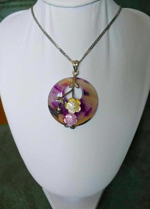 Colar c/ Pendente em Pedra Natural Lilás e Flores em Porcelana NOVO